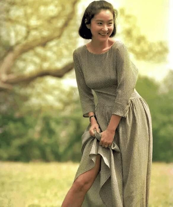 64岁林青霞厉害了！白色T恤搭配牛仔裤显小30岁，网友：不老女神