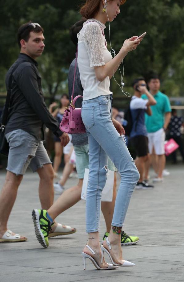 高跟鞋美拍：透明白色拼接高跟鞋，穿上使足弓和脚背更显曲线优美