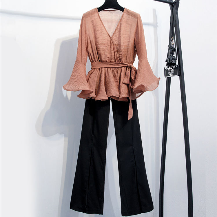 终于入秋转季了,老婆把连衣裙全扔了,换上这秋套装,美嫩又洋气