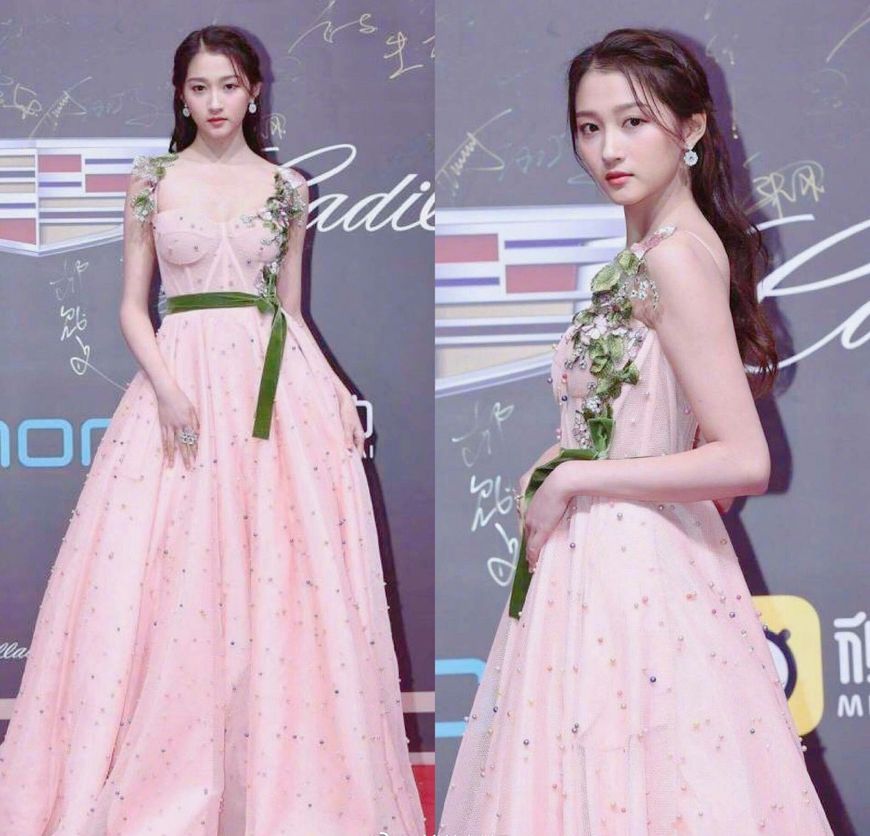 同穿粉色裙，赵丽颖迪丽热巴甜如初恋，而欧阳娜娜却显老气