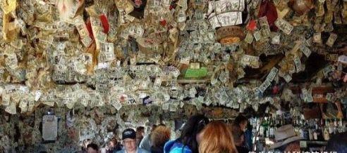 世界上最有钱的酒吧,墙上贴满千万美钞,顾客可以随意使用!