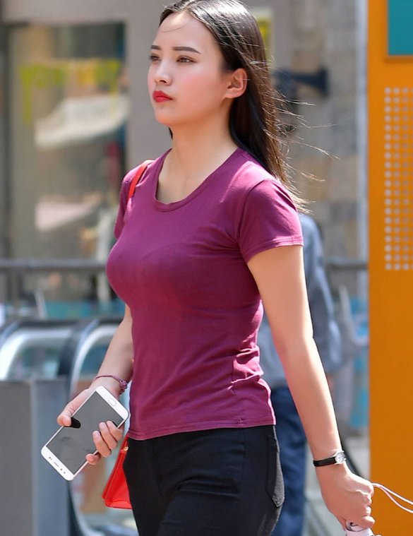 街拍:炎炎夏日街上刮起一阵时尚风，打电话的美女令人难以忘怀!