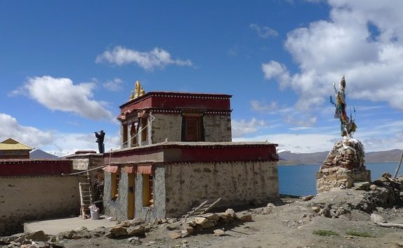 中国最靠近天堂的村子，不会说汉语，平均寿命40岁，共用1个厕所