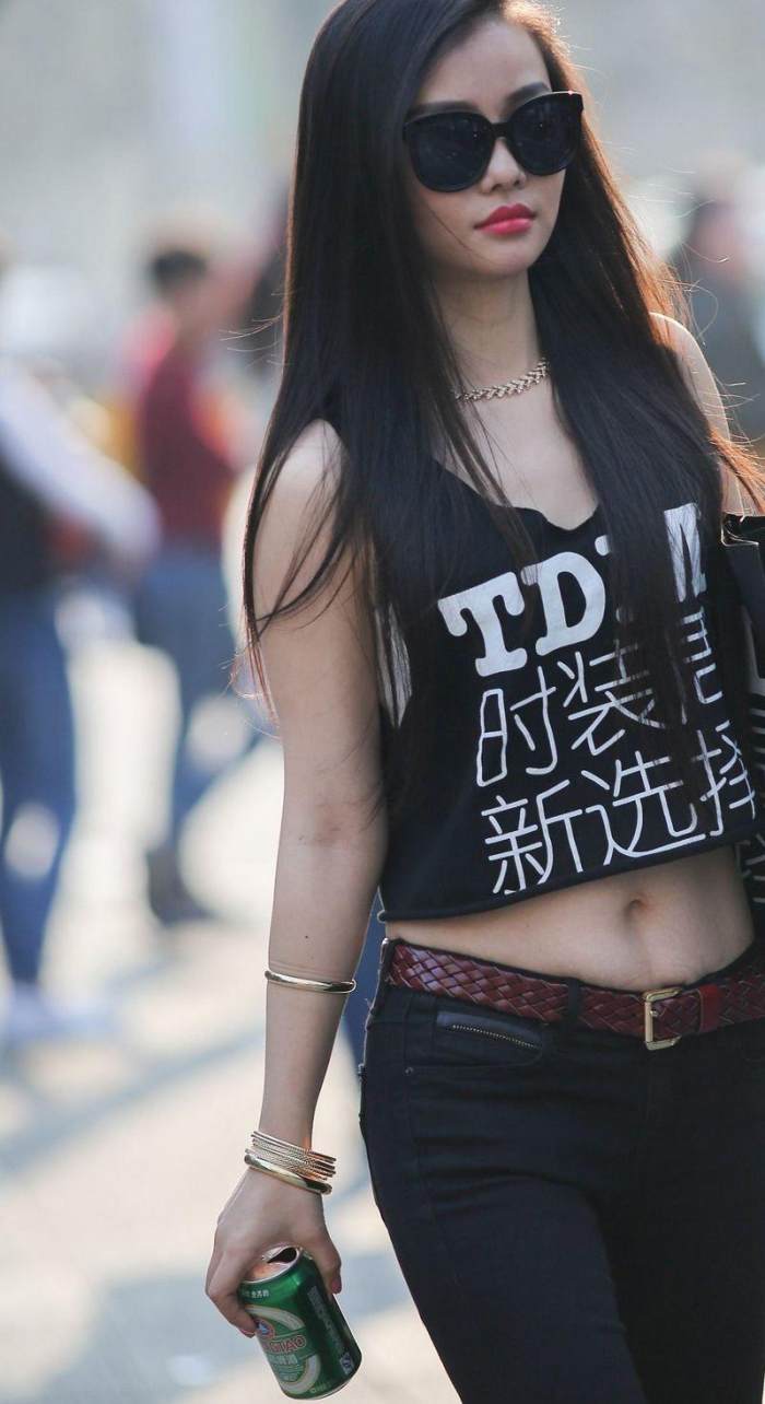 街拍: 黑色牛仔紧身裤高挑美女, 把优雅、知性玩到极致