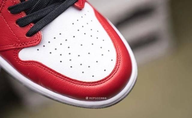  「球鞋」蛇皮球鞋上脚！这双 AJ1 提前锁定2020人气王鞋款