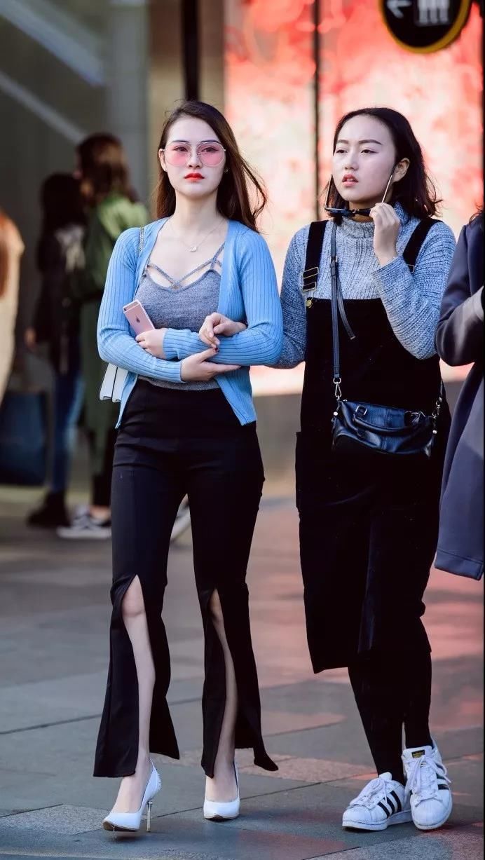 东莞街拍 美女与非美女的区别，就在一条背心上 好有熟女的味道!