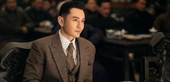  『粉丝』岳云鹏复工现身机场阵仗大！4位保镖严防死守，连行李都一手包揽