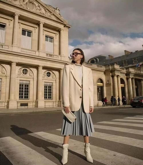  清爽：今年别穿风衣了，小西装让你清爽迷人，搭配裙装清新时尚