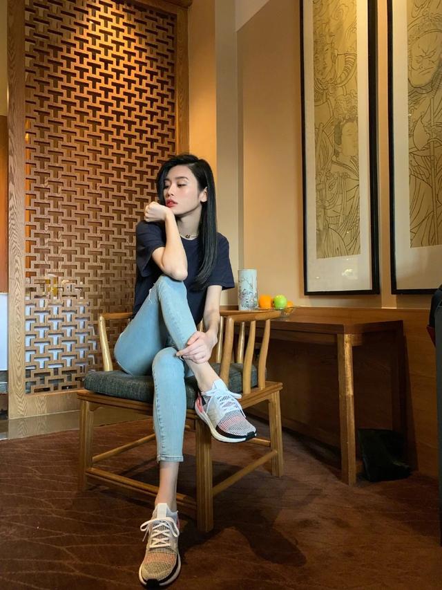 『过时』牛仔破洞裤已过时，超模奚梦瑶搭配的“破洞运动裤”，显瘦又时髦