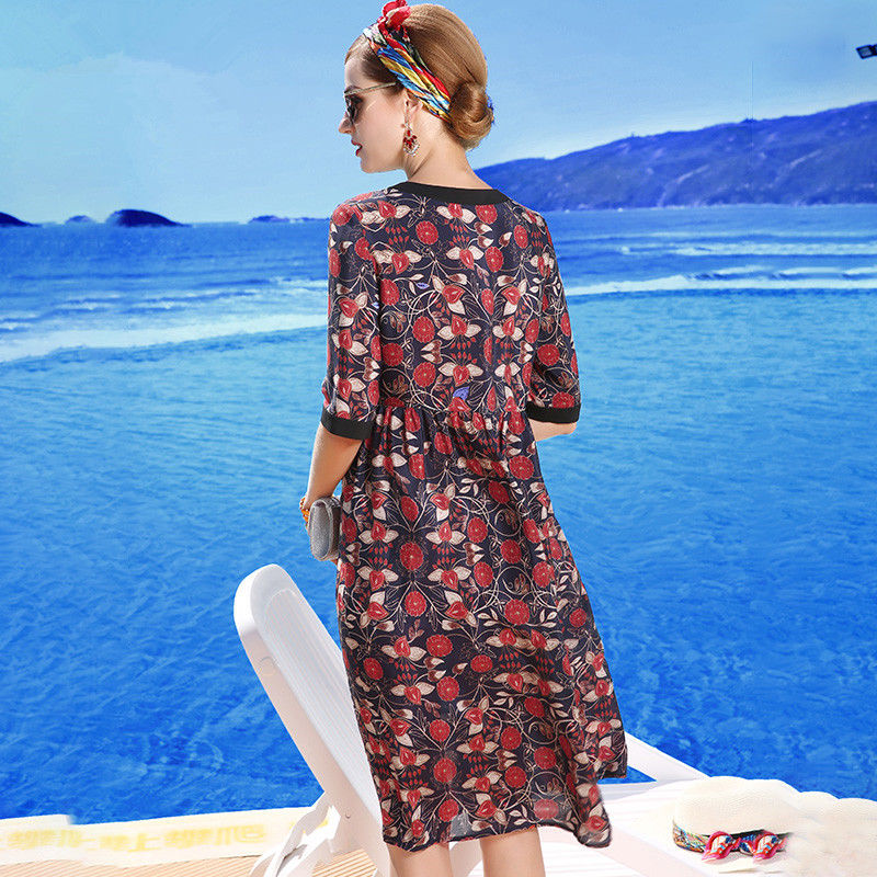 饭后散步，46岁妈妈就爱穿这“高雅裙”，美的路人频回头