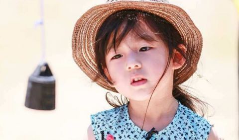 刘畊宏晒小泡芙妹妹生日照 这确定不是复制粘贴?