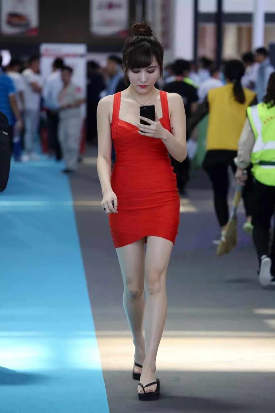 街拍：后面的拉链可以直接拉到底吗