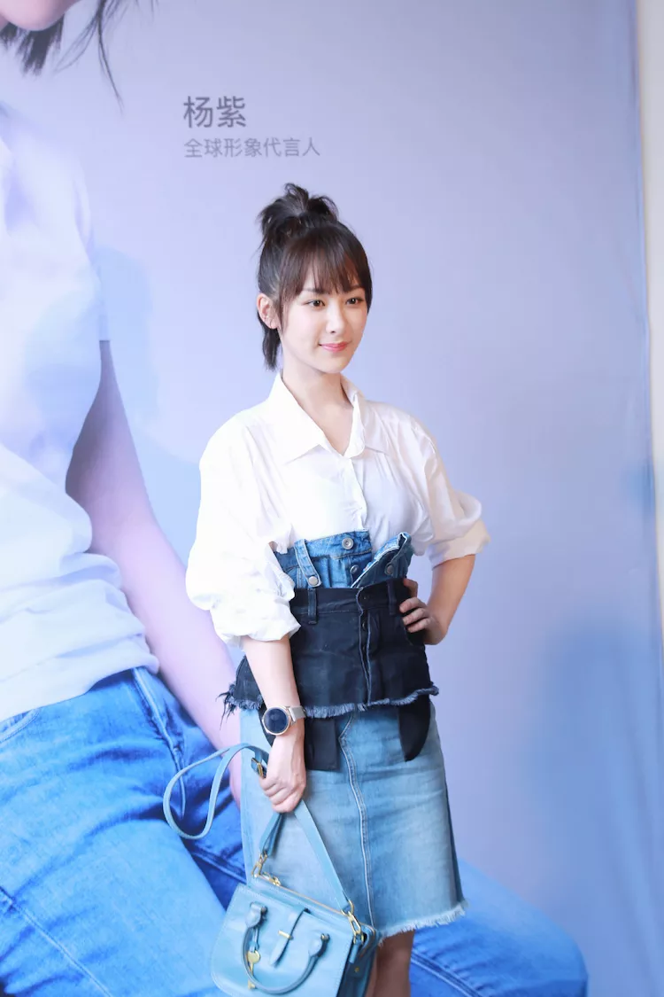 杨紫为了赶时髦太拼了，牛仔裤穿在腰上，网友：都快认不出来了