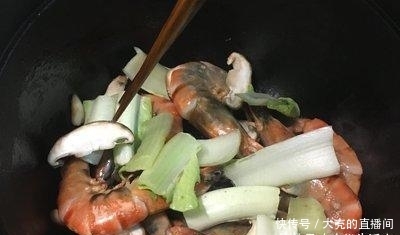 『海鲜』宅在家中吃美食:中式海鲜锅乌龙面+蒸芋头糕