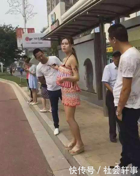 女子穿着冰棒连衣裙出门, 旁边小伙恨不得眼睛伸进去看, 女子一句