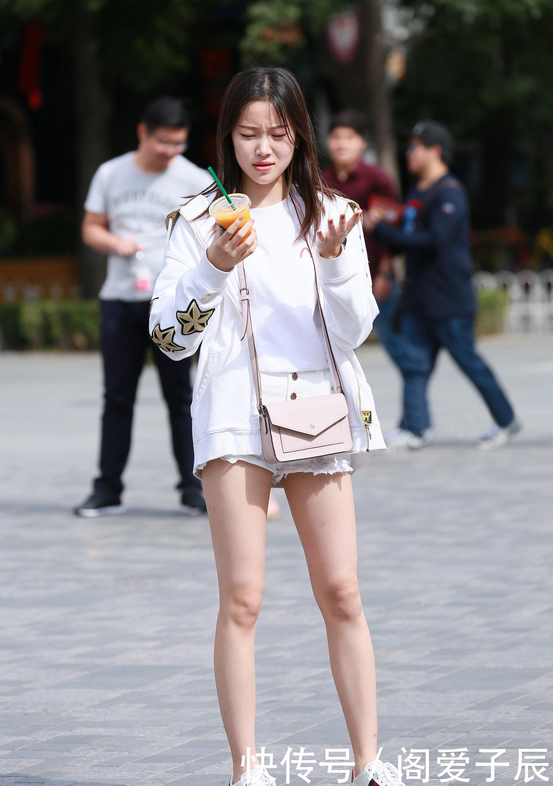 美女:街拍:性感美女牛仔短裤亮点十足,网友却说混的不如狗
