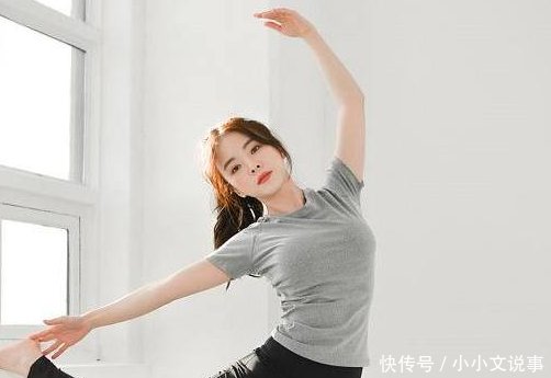 街拍，小姐姐身材高挑，穿露肩连衣裙，皮肤白皙，大长腿抢镜！