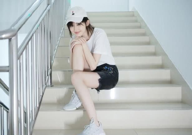 古力娜扎亮相，越来越美了，这条短裤是不是自己剪的？