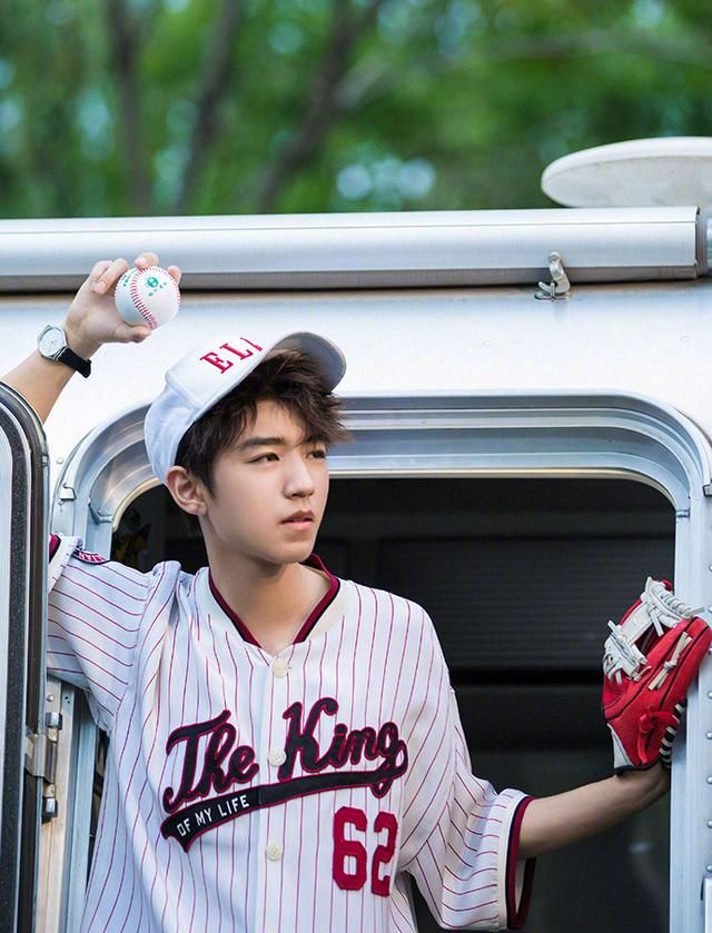 刻意模仿还是有默契？蔡徐坤穿王俊凯同款球衣，连搭配细节都相似