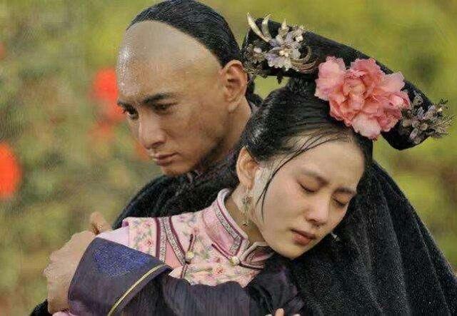 刘诗诗机场照白T配长裙不要太年轻 网友:嫁给吴奇隆实在太亏了!