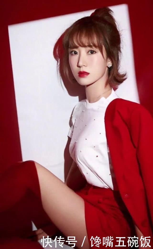  #高丸子#这个时候丸子头成了女孩们的首选 轻松搞定的慵懒发型
