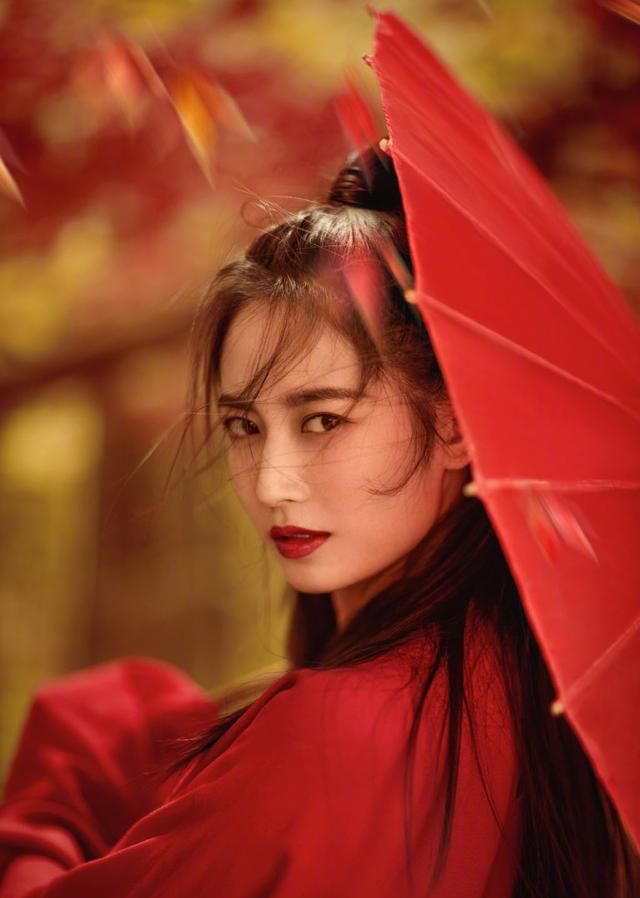  『红色』她23岁签唐嫣工作室，身穿一袭红色纱裙出镜，眉眼间英气逼人