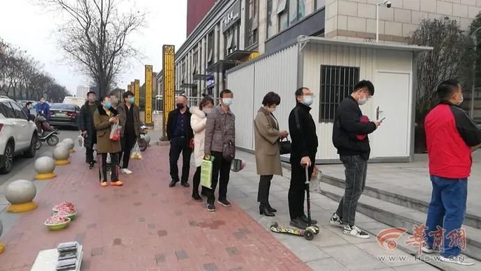  【社区】西安南窑头社区下班回家扫码排几百米队 网友：扎堆太危险
