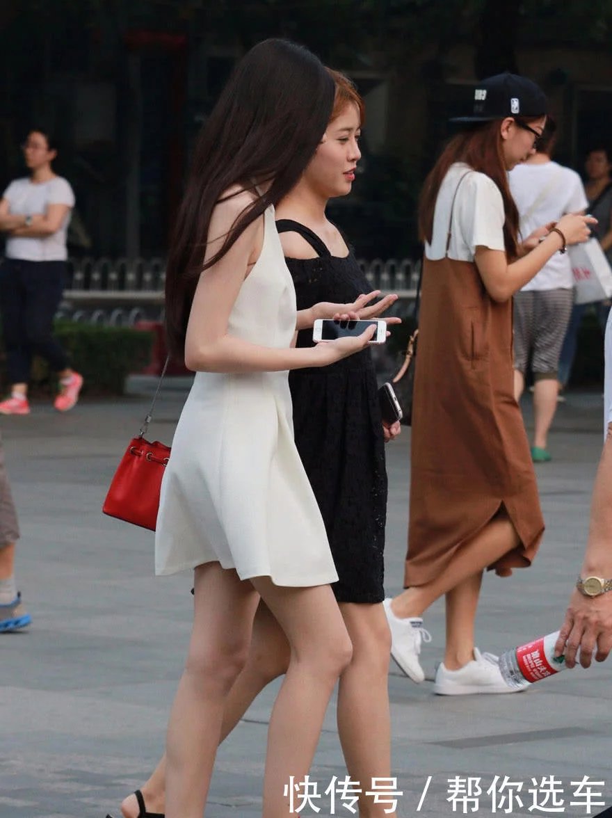 街拍：气质姐妹花优雅出街，黑白吊带裙形成鲜明对比