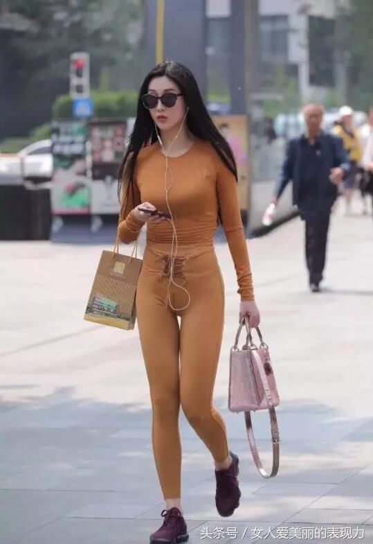 紧身衣搭配打底裤颜色很重要，像她穿的土黄色就很吸引我的注意力