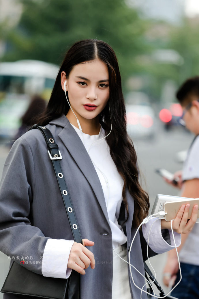 路人街拍，气场超大，镜头感超好的小姐姐