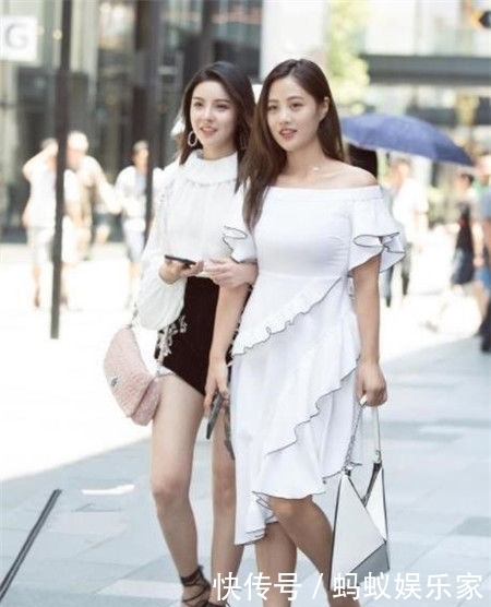  『女人味』街拍：身穿露肩白色时尚款连衣裙，秀出雪白的香肩，具有非常性感的女人味