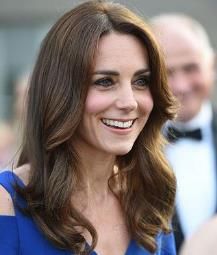 凯特王妃换个造型像换个人，蓝色连衣裙很优雅，牛仔裤却显腿粗短