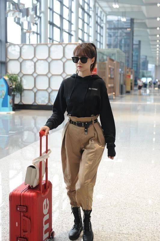 同穿“纸袋裤”，沈梦辰帅气有型，吴昕秒变小矮人!