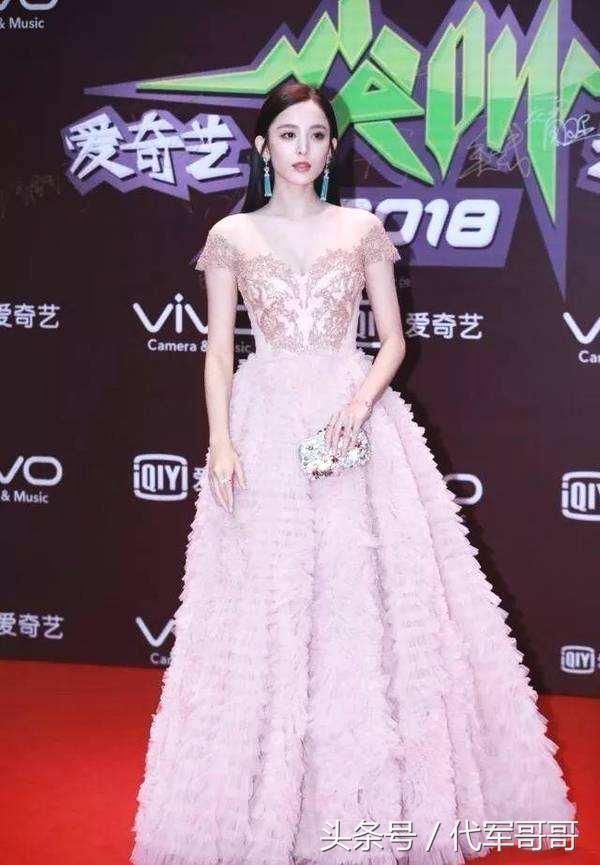 女星穿宫廷风裙装谁最美？迪丽热巴第八，赵丽颖第二，第一是谁？