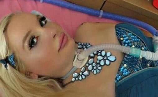 她四肢瘫痪仍坚持打扮成芭比娃娃的模样,如今成这样