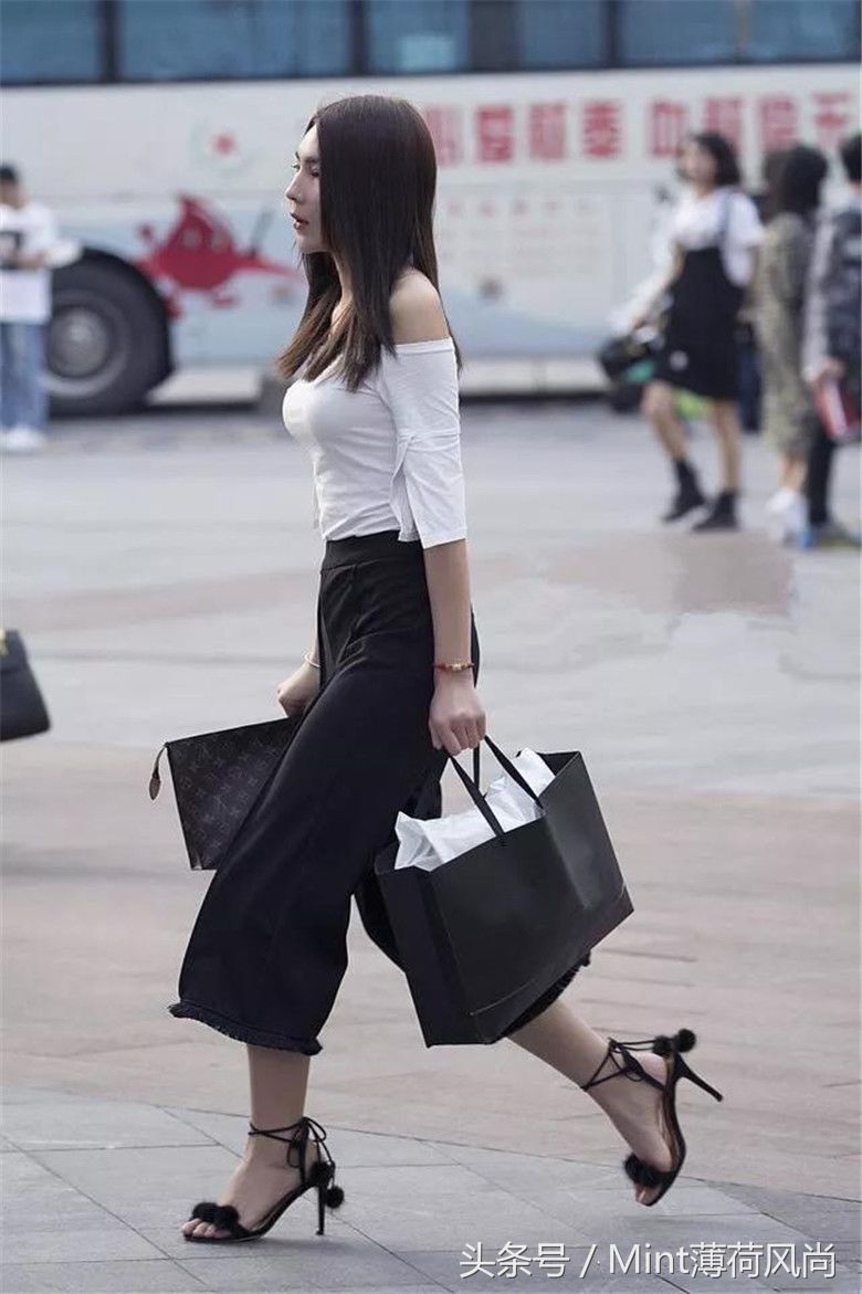 重庆街拍:镂空蕾丝衫+开叉阔腿裤，温柔可人且高雅