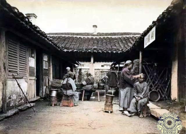 『一是』“发廊”的变迁老照片:图一是清朝理发店,图九是三个美女理发师