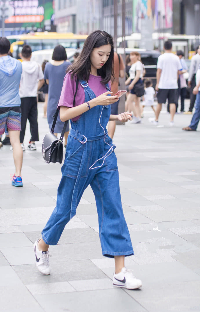 时尚街拍：成都街拍，经久不衰的时尚元素，或优雅或浪漫，总是那