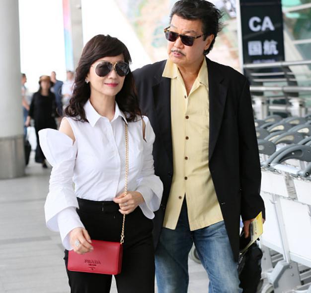 63岁“奶奶”赵雅芝，超短裤秀大长腿，网友：裤子太短了吧？