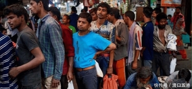 印度土豪首次来中国，刚坐上高铁就急了，还直言：我要下车