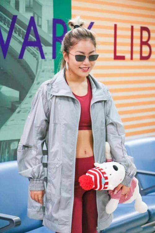 王菊机场终于不穿短靴了，小白鞋配运动装，反而更有国际范了！