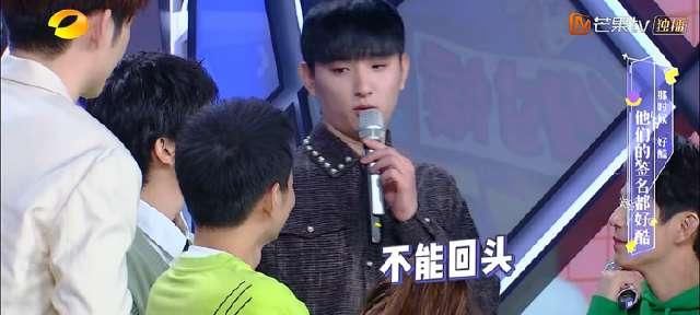  谭松韵@谢娜不小心要摔出舞台时，谁注意到张新成在身后做了什么？