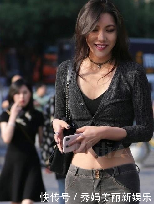  [时髦]街拍：打底裤新颖出彩而且非常时髦，彰显出女神般的时尚活力！