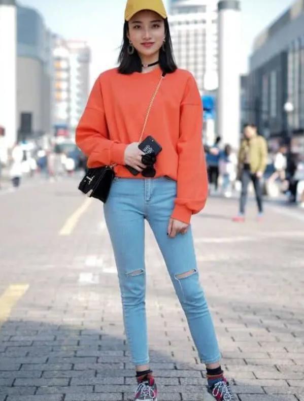 「半身裙」街拍:气质高雅的美女,一件白色上衣配酒红色半身裙,时尚女神范