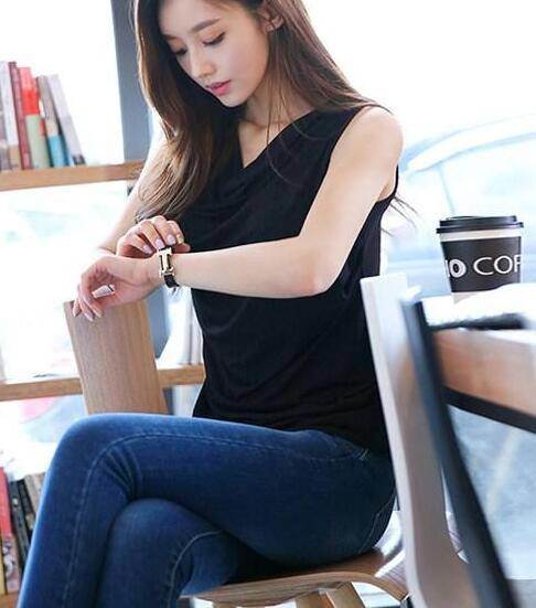 时尚街拍：漂亮女孩用牛仔裤简单搭配，秀出曼妙身材！