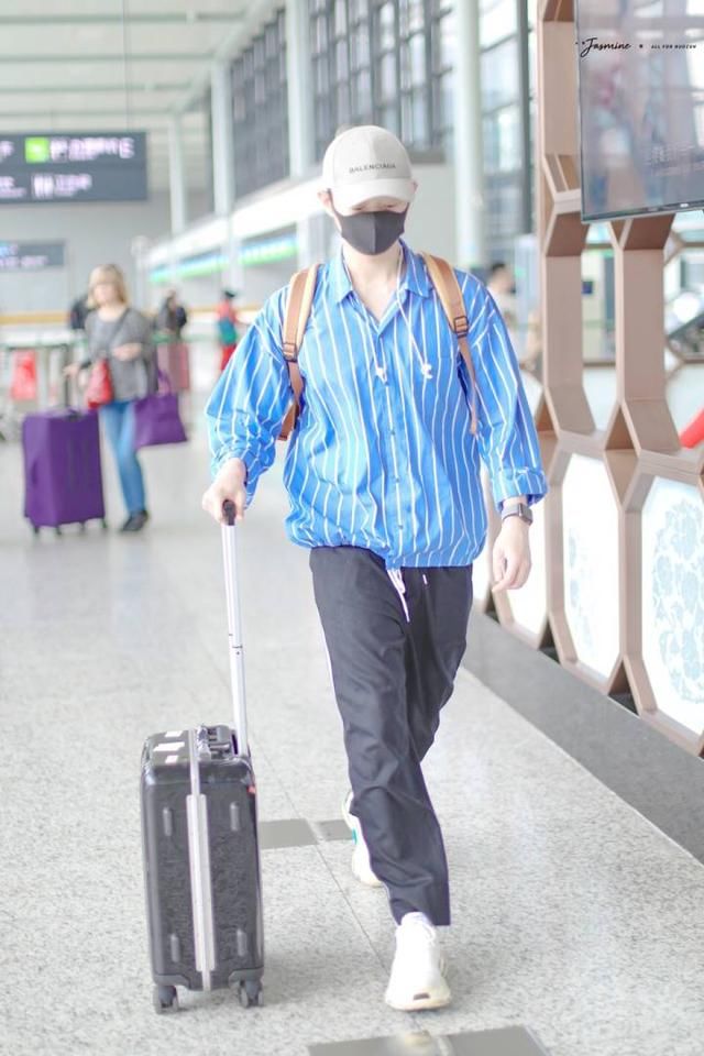 霍尊只是个柔弱美男？看了他的帅气街拍你就不会这么说！