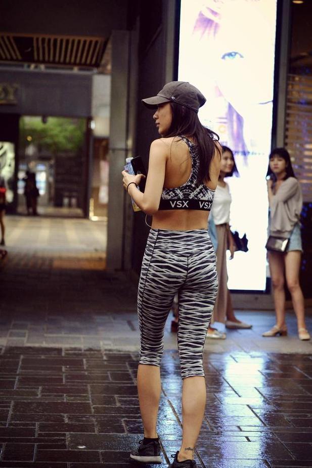 穿着瑜伽裤作为打底裤的姑娘，只看她的运动背心就知道她经常运动