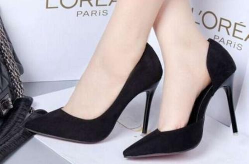 小尖头高跟鞋气质压人,巧妙凸显出高挑身材,撩人心扉！