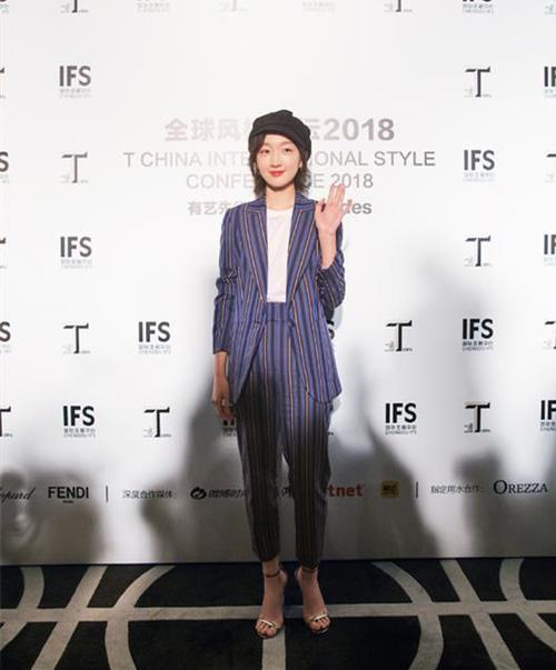 26岁周冬雨厉害!穿衣越来越少女,一身粉色装扮却被细腿抢了风头