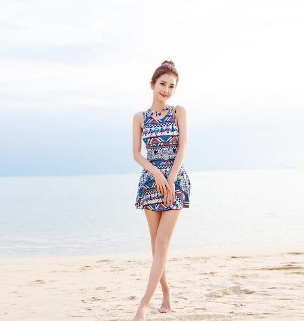 吊带裙式连体泳衣美女，清新可爱又动人，好美